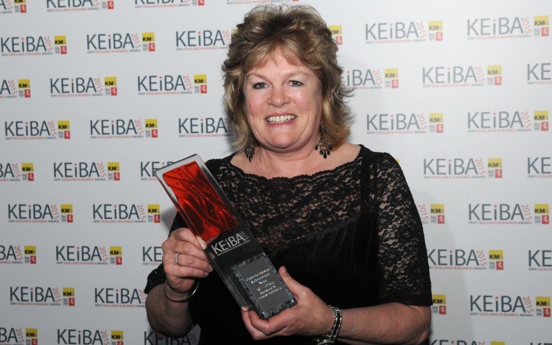 Jan Post holding the KEiBA award